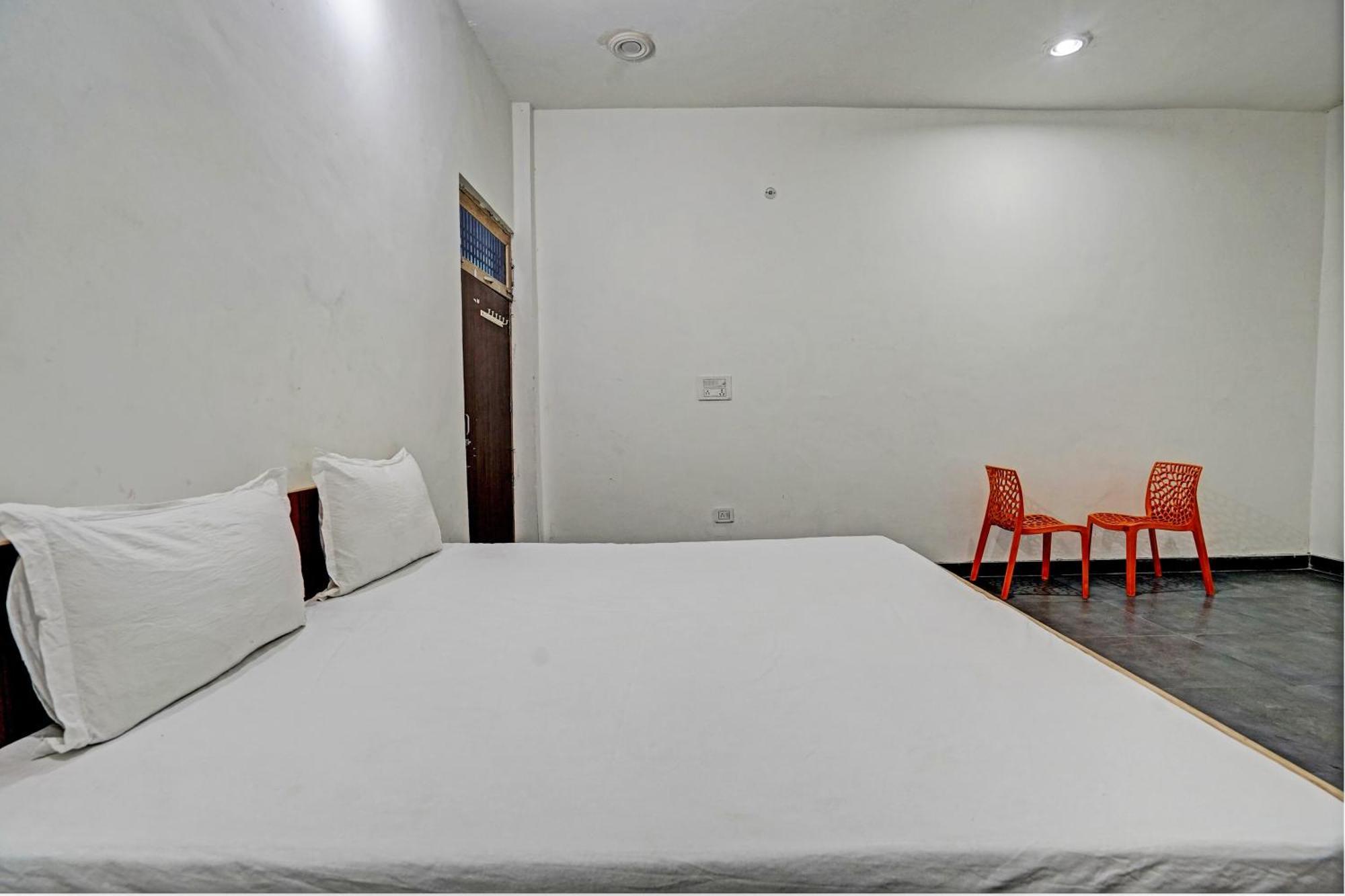 Oyo Double Ss Hotel Hathras Exterior photo