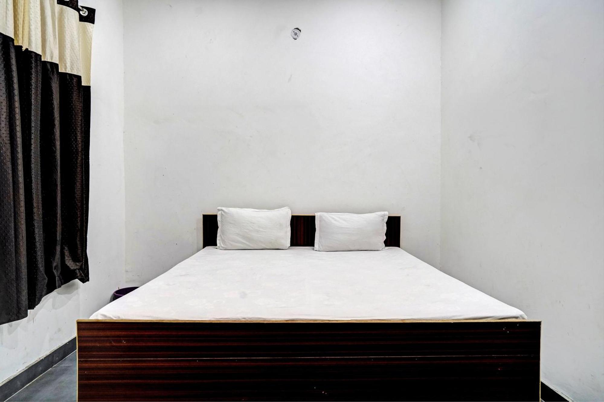 Oyo Double Ss Hotel Hathras Exterior photo
