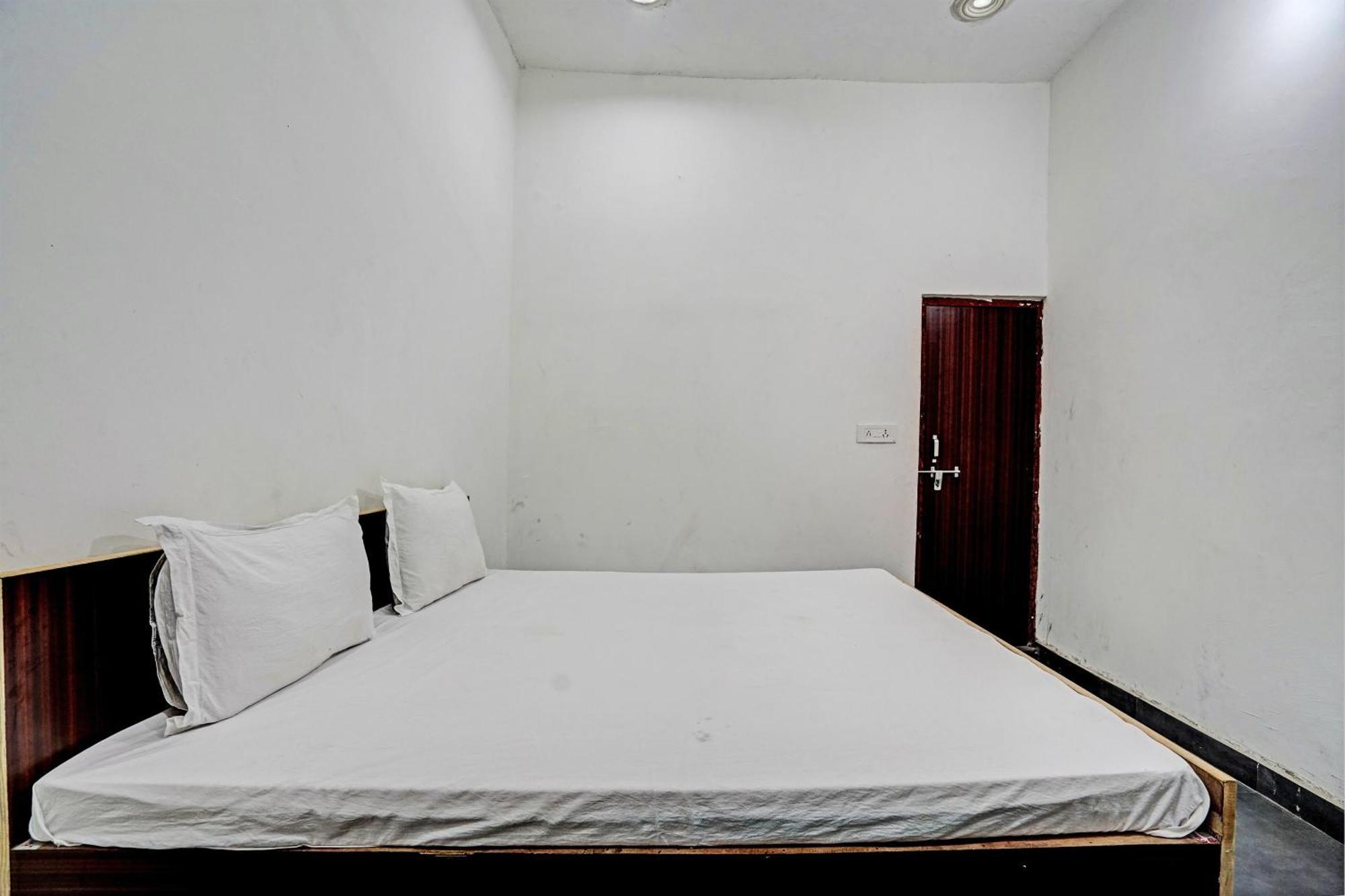 Oyo Double Ss Hotel Hathras Exterior photo