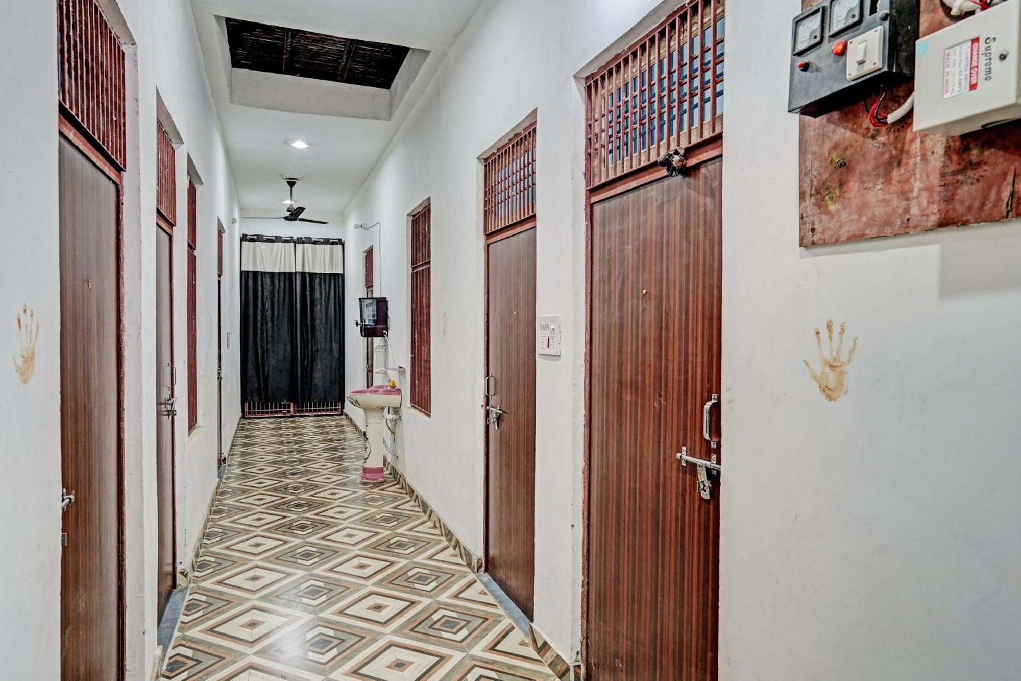 Oyo Double Ss Hotel Hathras Exterior photo