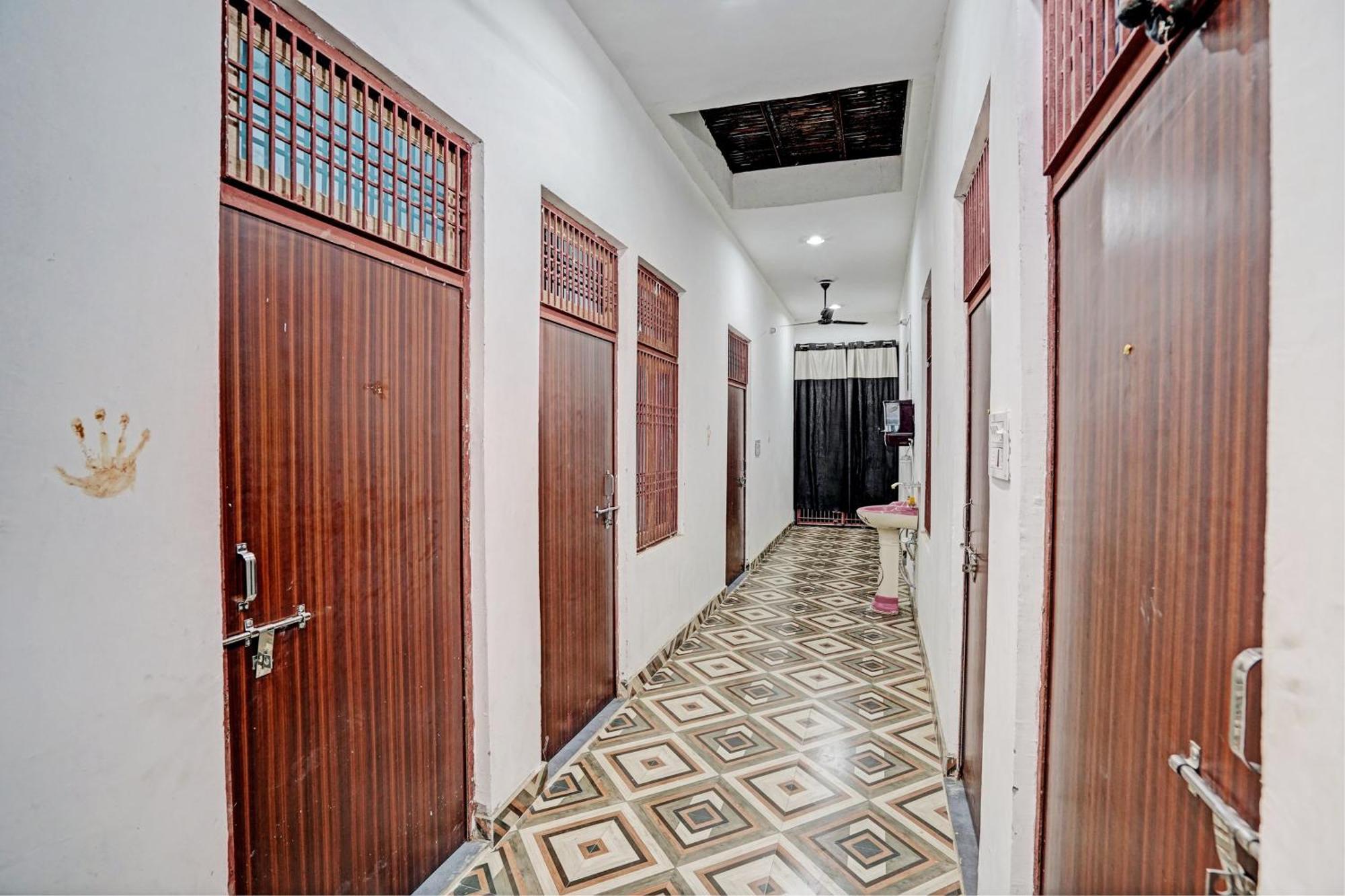 Oyo Double Ss Hotel Hathras Exterior photo